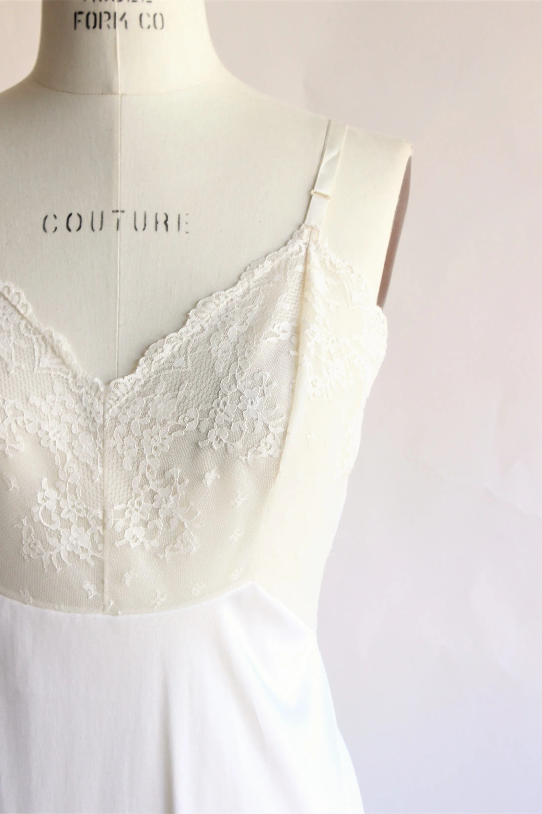 Vintage 1970s Vanity Fair Ivory Slip