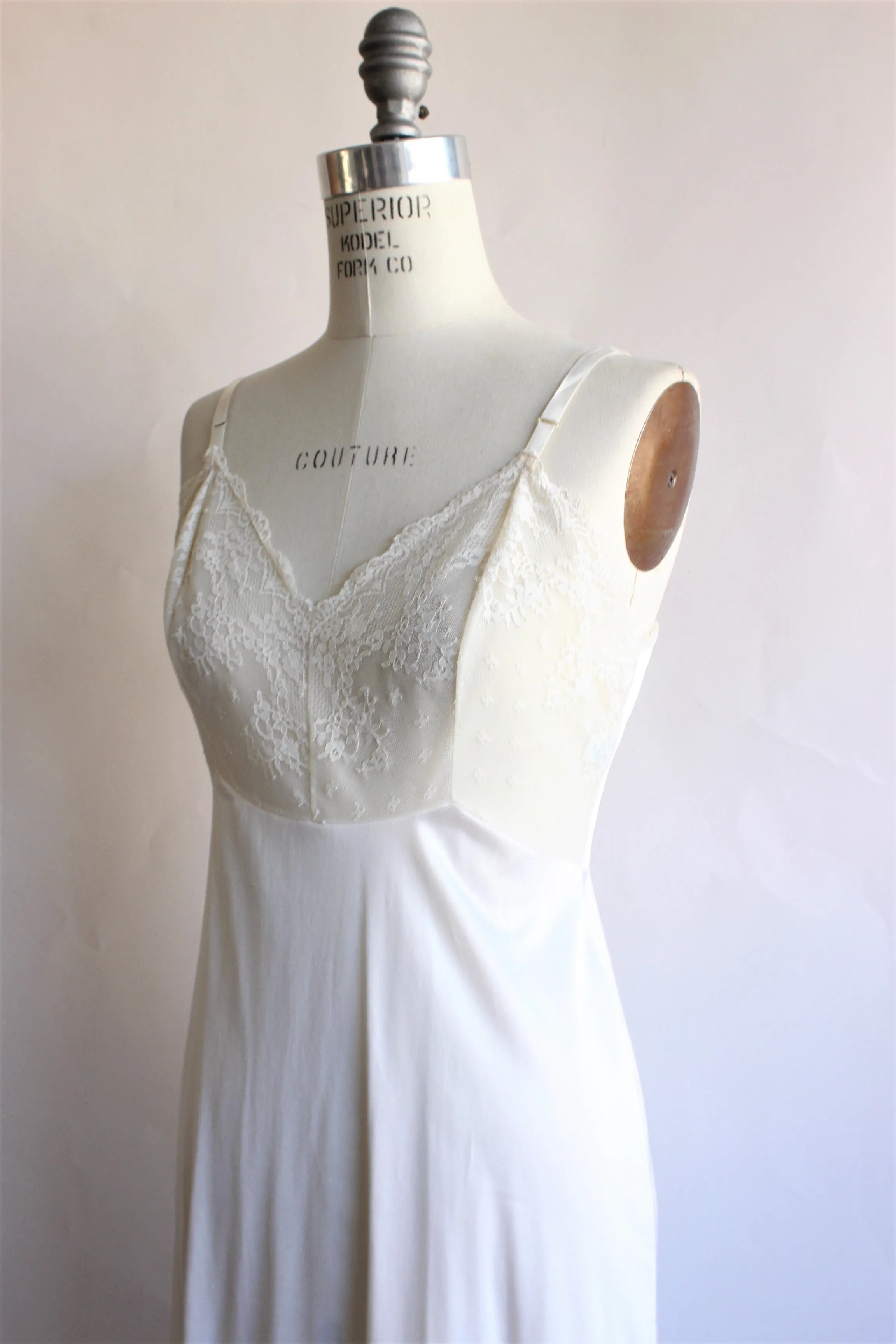 Vintage 1970s Vanity Fair Ivory Slip